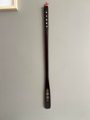 Miamantra Dayanıklı Ahşaptan Yapılmış Sedefli Büyük Boy Kerata 70  cm  / Ayakkabı Çekeceği