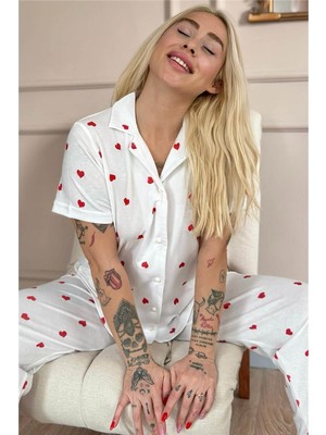 Pijama Evi Kırmızı Kalp Desenli Kadın Pijama Takımı Kısa Kol Önden Düğmeli Rahat Fit Tasarım