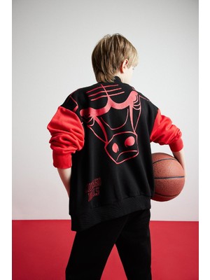 DeFacto Erkek Çocuk NBA Chicago Bulls Kolej Yaka Çıtçıt Kapamalı Sırt Baskılı Bomber Hırka D9556A825SP