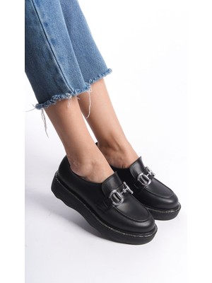 Limeo Siyah Önden Metal Detaylı Parlak Şeritli Yüksek Taban Günlük Loafer Makosen Kadın Ayakkabı
