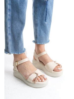Limeo Kadın Yazlık Dolgu Taban Sandalet Ayakkabı Krem Renkli Cilt Malzeme ile Şık Toka Detayı