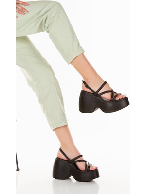 Limeo Siyah Yüksek Taban Yandan Tokalı Çapraz Dört Ince Şeritli Önü Açık Yazlık Kadın Sandalet Ayakkabı