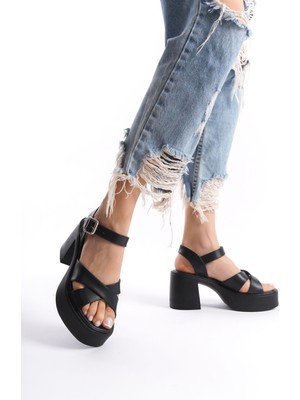 Limeo Siyah Yüksek Yandan Tokalı Çapraz Şeritli Önü Açık Cilt Yazlık Kadın Dolgu Taban Sandalet Ayakkabı