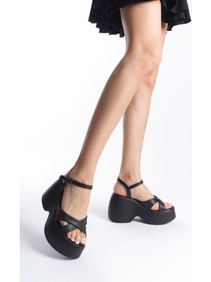 Siyah Yüksek Taban Yandan Tokalı Çapraz Şeritli Önü Açık Cilt Yazlık Kadın Sandalet Ayakkabı