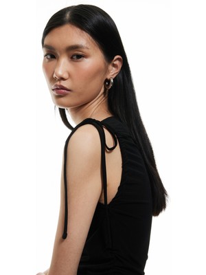 Koton Drapeli Fiyonk Bağlama Detaylı Düz Yaka Kolsuz Body