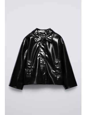 Kız Çocuk Parlak Deri Görünümlü Ceket – Düğmeli, Şık ve Trend