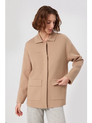 Bej Gömlek Yaka Cep Detaylı Kadın Ceket