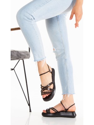 Siyah Çapraz Ince Şeritli Gümüş Detaylı Kolay Giyilebilir Kadın Yazlık Sandalet