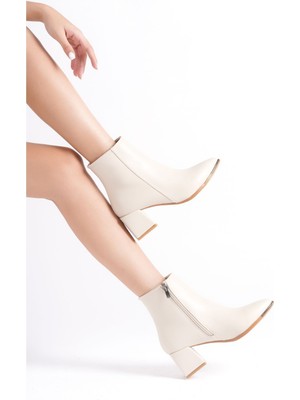 Limeo Krem Renkli Sivri Burunlu Deri Görünümlü Kısa Bot 6cm Topuklu Metal Detaylı Model