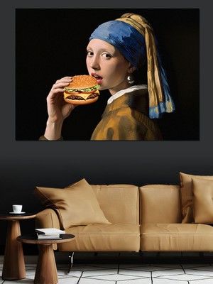 Hamburger Yiyen Inci Küpeli Kız Dekoratif Tablo