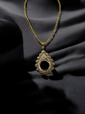 Nefertiti Yarım Altın Çerçeveli Kolye (Altın Kaplama)