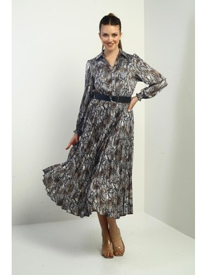 By Saygı Kadın Önü Yarım Düğmeli Beli Kemerli Astarlı Yılan Desenli Pileli Midi Saten Elbise