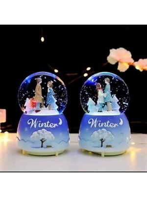 Müzikli Işıklı Kar Küresi Dekoratif Cam Küre Sevgiliye Romantik Hediye Yeni Yıl Doğum Günü Sürprizi Özel Tasarım Kaliteli Konsept Kar Tanecikli Noel Kış Masalı Temalı Lüks Hediyelik Snow Globe