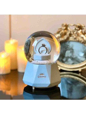 Müzikli Işıklı Kar Küresi Dekoratif Cam Küre Sevgiliye Romantik Hediye Yeni Yıl Doğum Günü Sürprizi Özel Tasarım Kaliteli Konsept Kar Tanecikli Tek Taş Yüzük Temalı Lüks Hediyelik Snow Globe