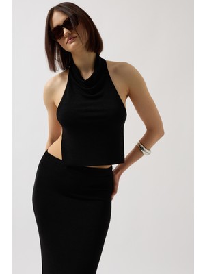 Yarım Balıkçı Sırt Dekolte Crop Siyah Bluz
