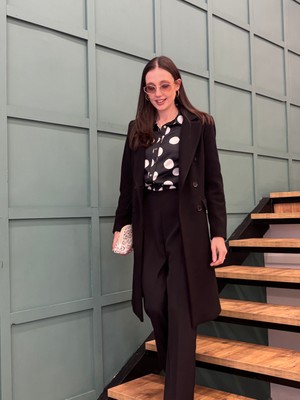 Önden Düğmeli , Iki Tarafında Cebi Olan Kravuze Yaka Midi Boy Ayhan  Kaşe Kaban