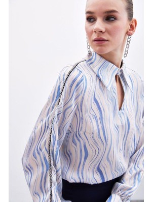 1004 Desenli Aksesuarlı Bluz Mavi