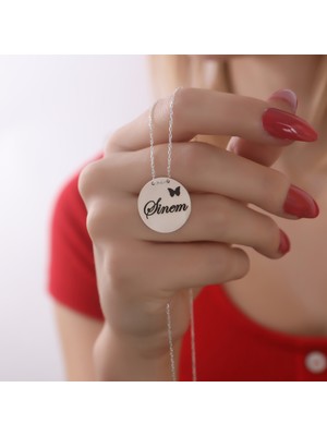 Hom Silver Jewelry 925 Ayar Gümüş Kişiye Özel Isimli Kelebek Detaylı Yuvarlak Plaka Tasarımlı Kadın Kolye