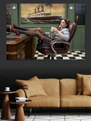 Ofiste Oturan Kadın Dekoratif Kanvas - Mdf Ahşap Tablo