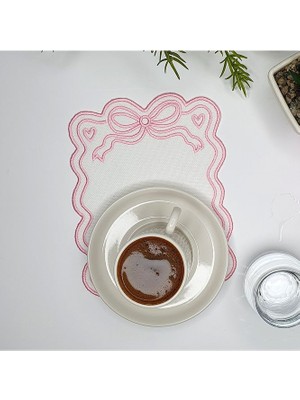 Decofav Fiyonk Tasarım Beyaz Renk Pembe Nakışlı Kumaş Kokteyl Peçetesi 1 Adet