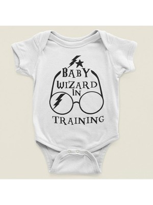 Sevbano Bebek Sihirbazı Eğitimde Yazılı Pamuklu Yumuşak Unisex Çıtçıtlı Body Zıbın