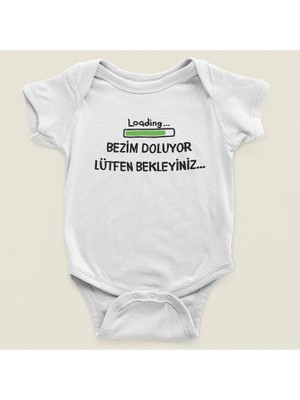 Sevbano Bezim Doluyor Lütfen Bekleyiniz ... Yazılı Pamuklu Yumuşak Unisex Çıtçıtlı Body Zıbın