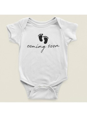 Sevbano Çok Yakında Yazılı Pamuklu Yumuşak Unisex Çıtçıtlı Body Zıbın