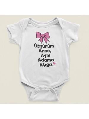 Sevbano Üzgünüm Anne Aynı Adama Aşığız ! Yazılı Pamuklu Yumuşak Unisex Çıtçıtlı Body Zıbın