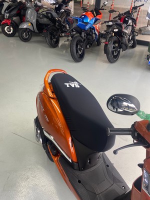 Vizyontek Tvs Jupiter 125 Koltuk Kılıfı SİYAH LİKRALI SCUBA KUMAŞ BEYAZ TVS BASKILI