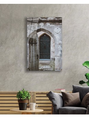 Taş Duvarlar ve Motifli   Ahşap Kapı Görselli Dikey Cam Tablo