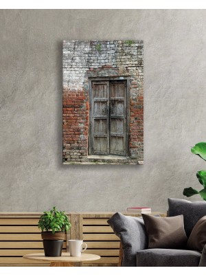 Taş Duvarlar ve Ahşap Kapı Görselli Dikey Cam Tablo