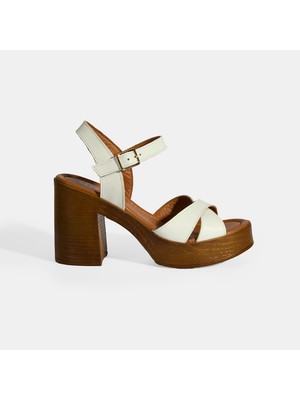 Desa Beyaz Kadın Toka Detaylı Deri Sandalet