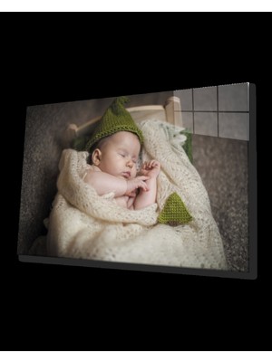 Yeşil Şapkalı Uyuyan Bebek Cam Tablo