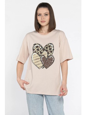 Gülseli Ön Leopar Desen Kalp Baskılı Bisiklet Yaka Kadın Tişört