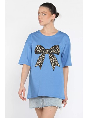 Gülseli Leopar Desen Kurdele Baskılı Bisiklet Yaka Kadın Tişört