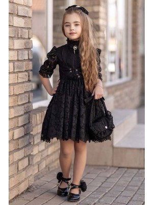 Kız Çocuk Göğsü Bağlama ve Yakası Düğme Detaylı Üzeri Dantel Işlemeli Siyah Elbise