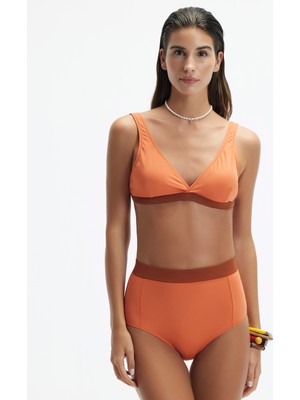 Yargıcı Kontrast Detaylı Geniş Üçgen Bikini Üstü