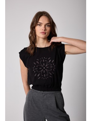 Kadın T-Shirt Siyah Beli Lastikli Vatkalı Görünümlü Önü Nakışlı Basic - 2507