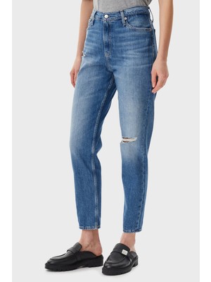 Calvin Klein Pamuklu Mom Fit Yüksek Bel Düz Paça Jeans J20J2251401A4 Bayan Kot Pantolon J20J225140 1A4