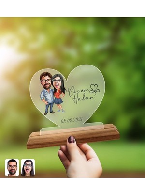 Gift Kişiye Özel Isimli Tarihli Sevgililer Karikatürlü Ahşap Standlı Kalp Pleksi Biblo-1