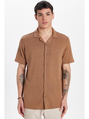 Erkek Slim Fit Dar Kesim Kısa Kollu Örme Doku Apaş Yaka Kahverengi Gömlek