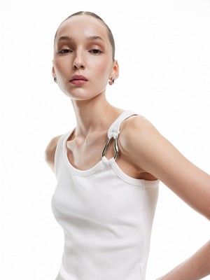 Koton Asimetrik Yaka Metal Aksesuarlı Dar Kesim Kolsuz Bluz