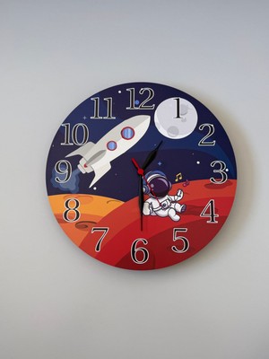 Dekoratif Ahşap Baskılı Uzayda Müzik Dinleyen Astronot Çocuk Odası Duvar Saati 30*30