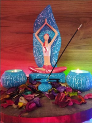Yoga Yapan Kız Tütsülük ve Mumluk