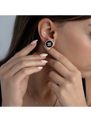 Silver Renk Siyah Üstü 'c' Logolu Taşlı Fancy Küpe Vip Kalite