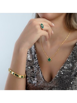 2025 Özel Renk Kaplama Emerald Zemin Üzeri Taşlı Ithal Fashion Yüzük