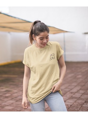 Terzili Giyin Sevimli Karakter Baskılı Kadın Tişört – Minimalist Çizim ile Özgün Stil