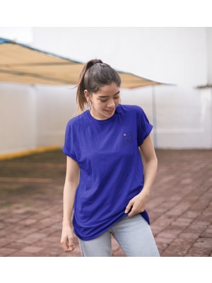 Terzili Giyin Sevimli Karakter Baskılı Kadın Tişört – Minimalist Çizim ile Özgün Stil