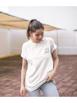 Terzili Giyin Sevimli Karakter Baskılı Kadın Tişört – Minimalist Çizim ile Özgün Stil