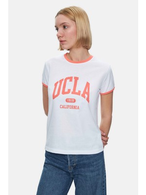 Ucla Savannah Beyaz Bisiklet Yaka Baskılı Standard Fit Kadın Tshirt